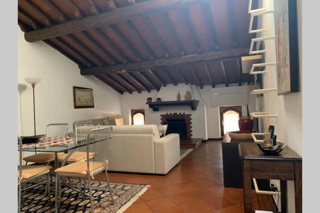 Daisy House: Nice Attic In The Historical Center Salo Exterior photo